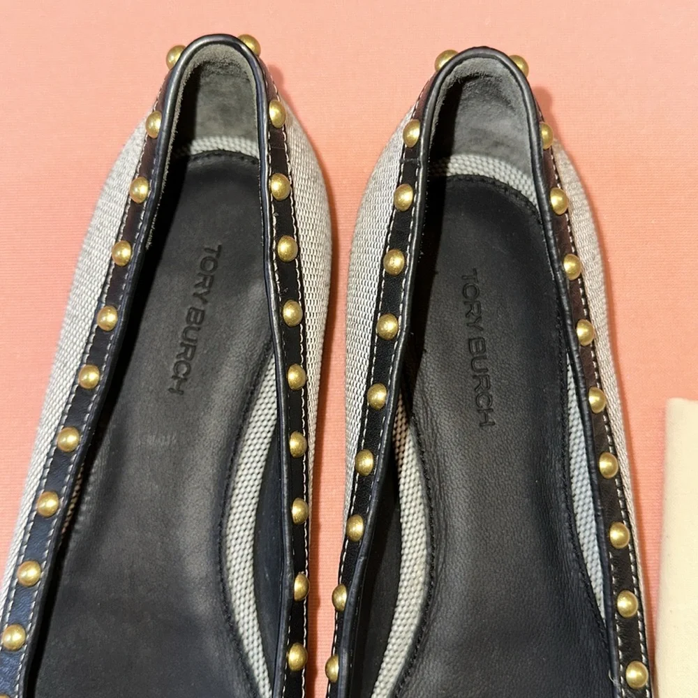 New Tory Burch Flat Shoes With Gold Logo. Size 7.